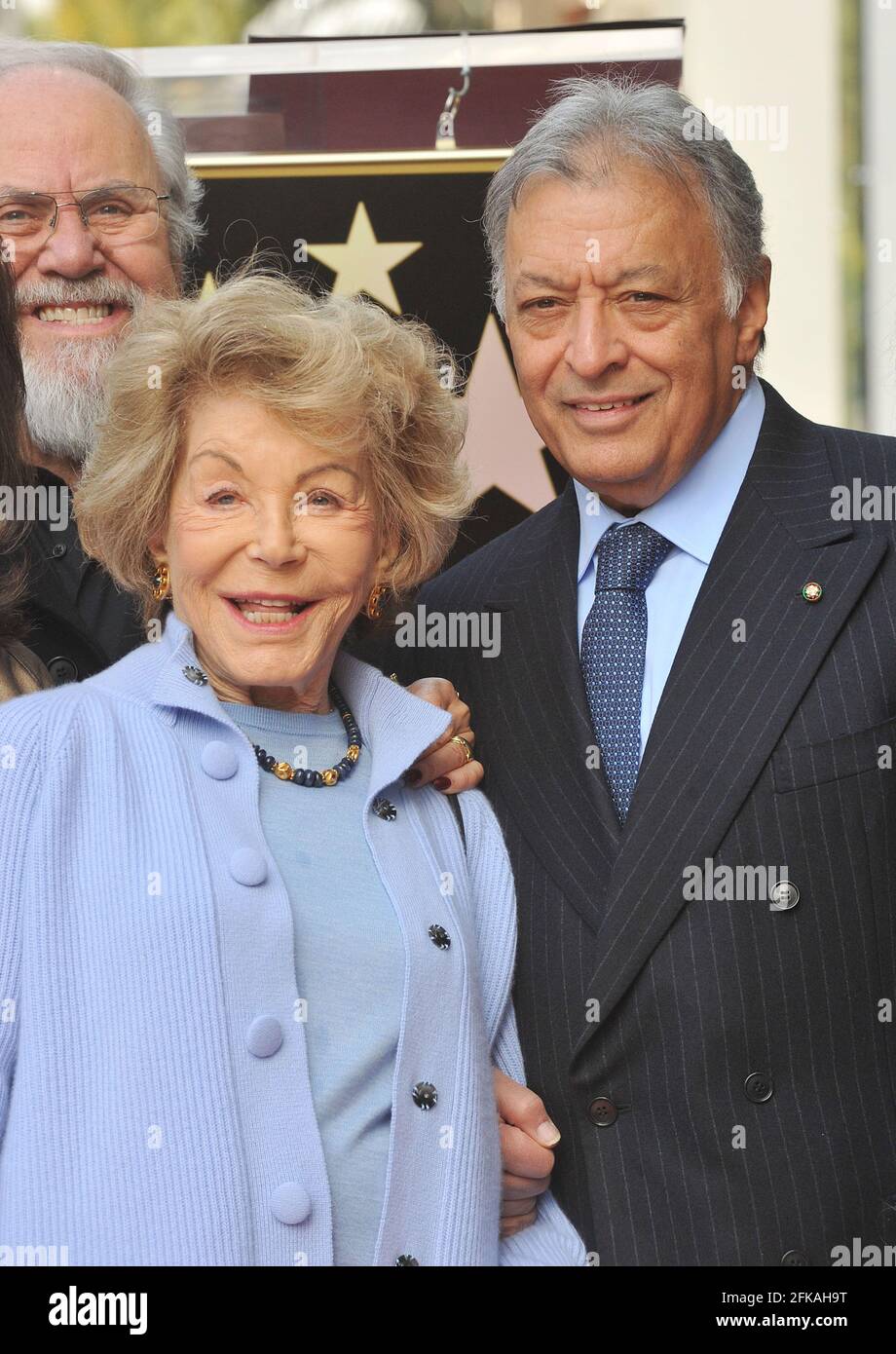 A_Zubin Mehta _STAR_08 _Anne Douglas Anne Douglas, vedova della leggenda di Hollywood Kirk Douglas, morì giovedì a casa sua a Beverly Hills pochi giorni dopo aver festeggiato il suo 102° compleanno, la sua famiglia ha annunciato. Morto nel febbraio 2020 all'età di 103 anni, Kirk Douglas aveva incontrato Anna nel 1953 a Parigi, mentre stava girando il film 'un atto di amore'. Dopo un corteggiamento frenetico, la sposò a Las Vegas il 29 maggio 1954. 'Non era romantico ma era legale e suo nuovo marito le promise che un giorno la avrebbe sposata di nuovo con stile,' la sua famiglia ha ricordato nell'obuario inviato a AFP. Kirk Douglas aveva kep Foto Stock