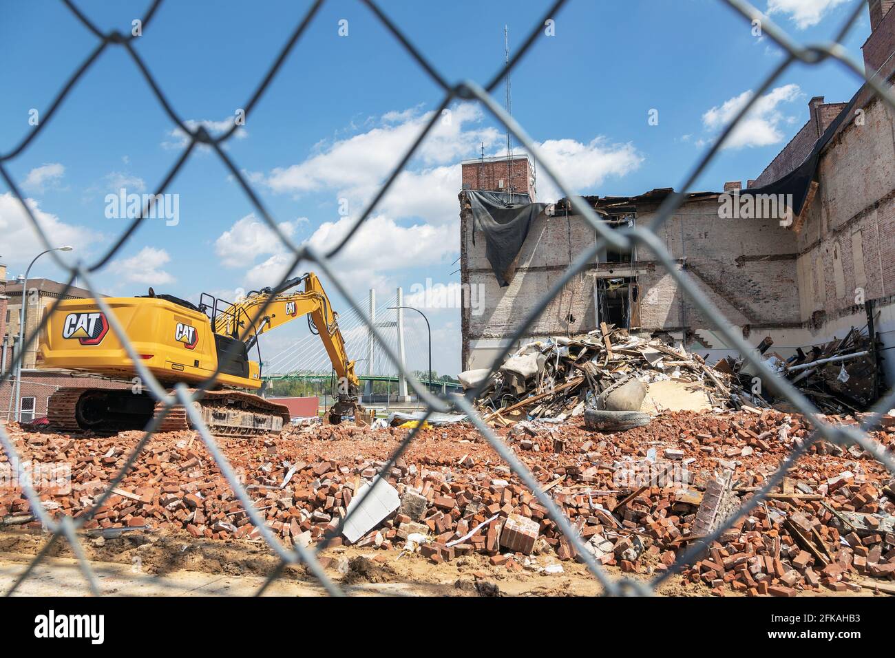 Costruito nel 1873, l'ex dipartimento di polizia di Burlington, Iowa, è stato demolito dagli sviluppatori di un nuovo progetto. Foto Stock