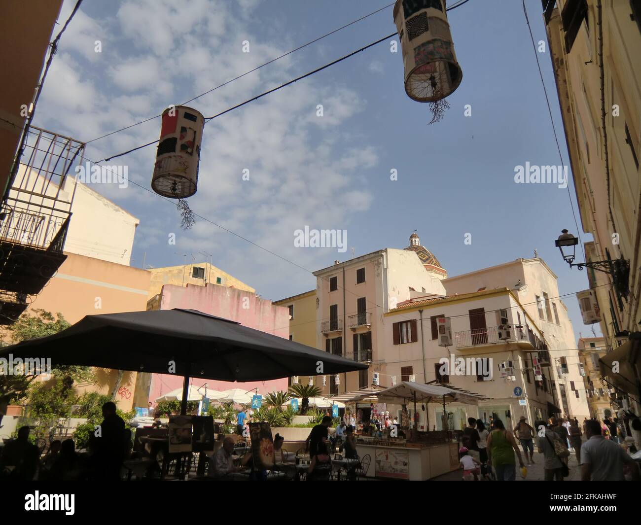 Alghero, la cupola di San Michele con la croce in cima a Via Carlo Alberto, Italia, Sardegna, Sassari Foto Stock