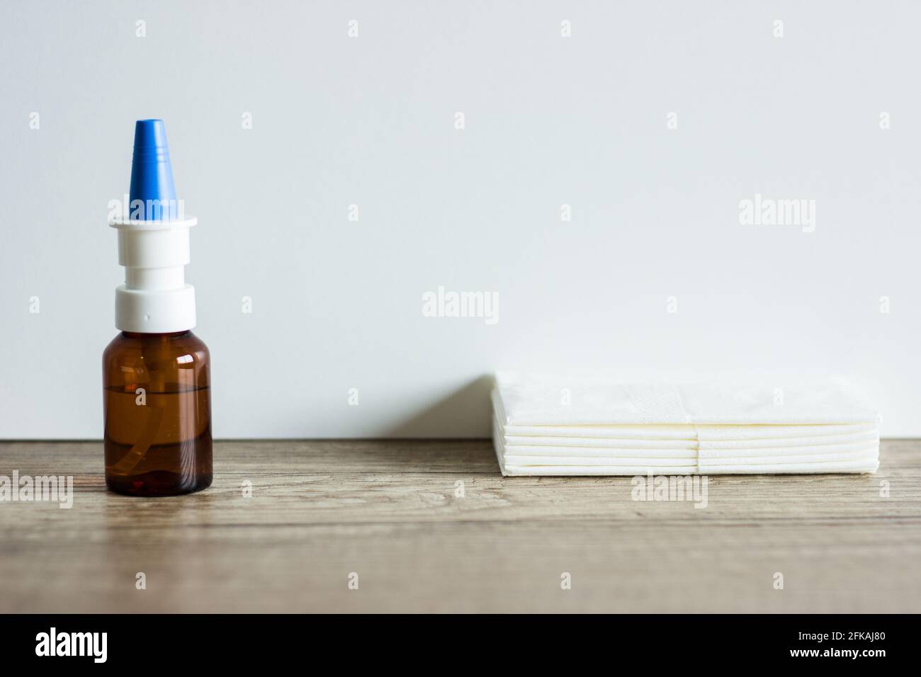 Spray nasale in flacone marrone con tappo blu su bianco sfondo Foto Stock