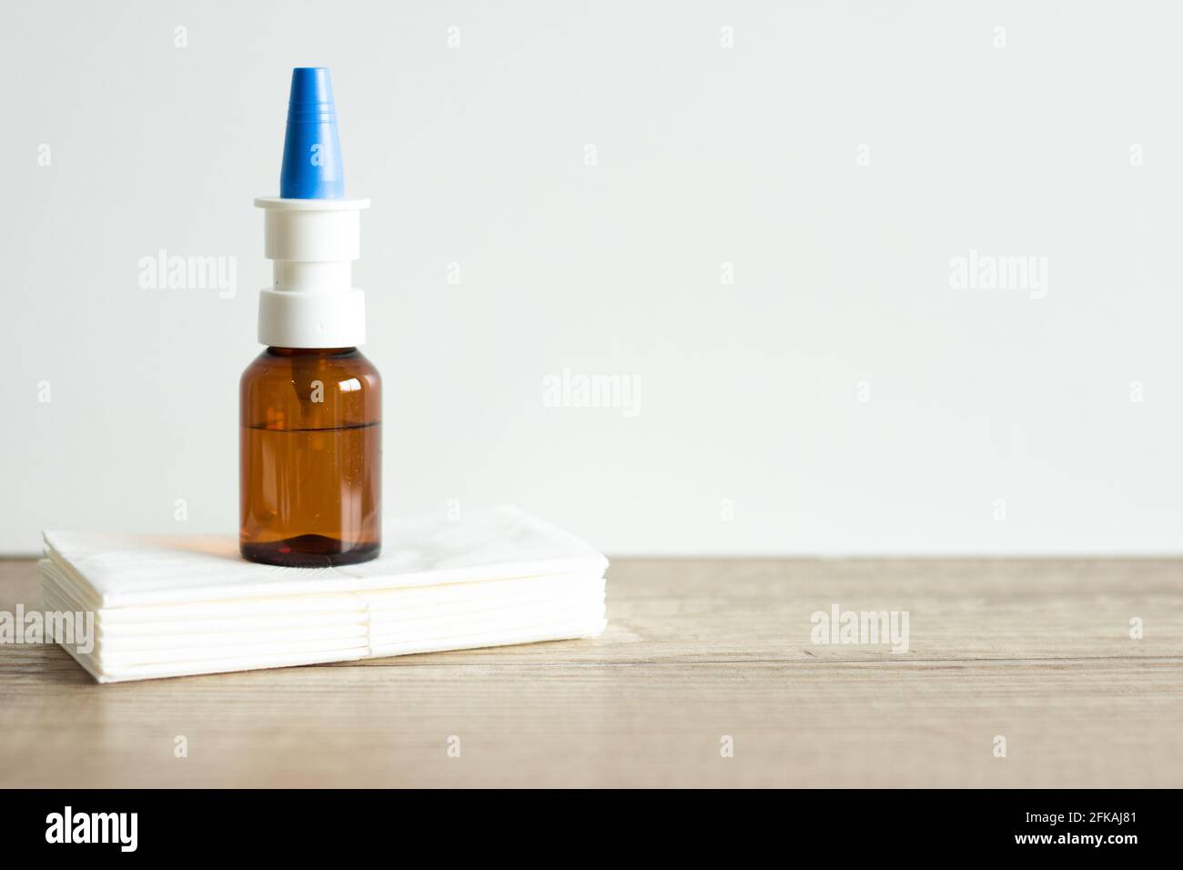 Spray nasale in flacone marrone con tappo blu su bianco sfondo Foto Stock