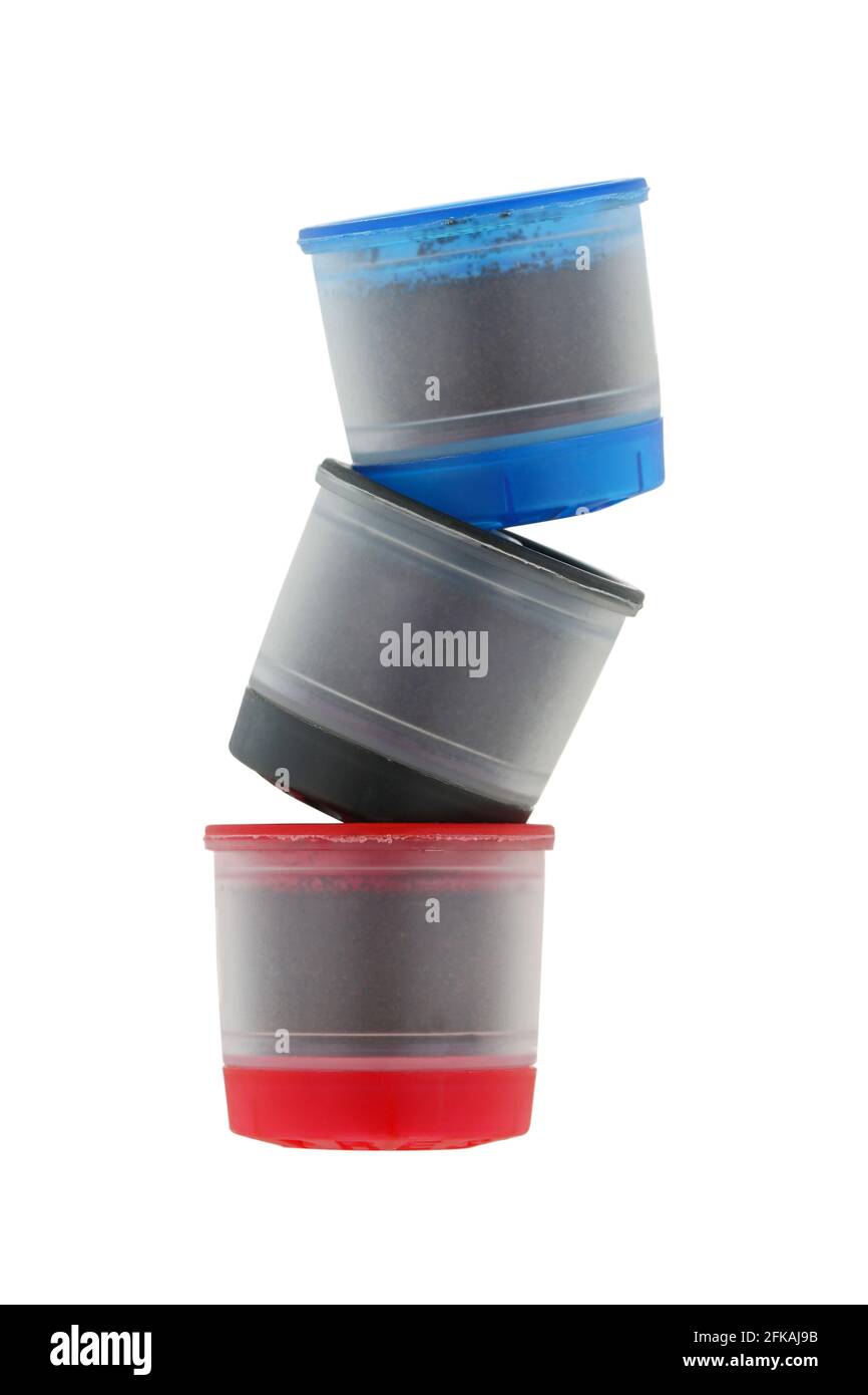 Diversi tipi di capsule di caffè monouso in blu, nero e rosso isolate su sfondo bianco Foto Stock