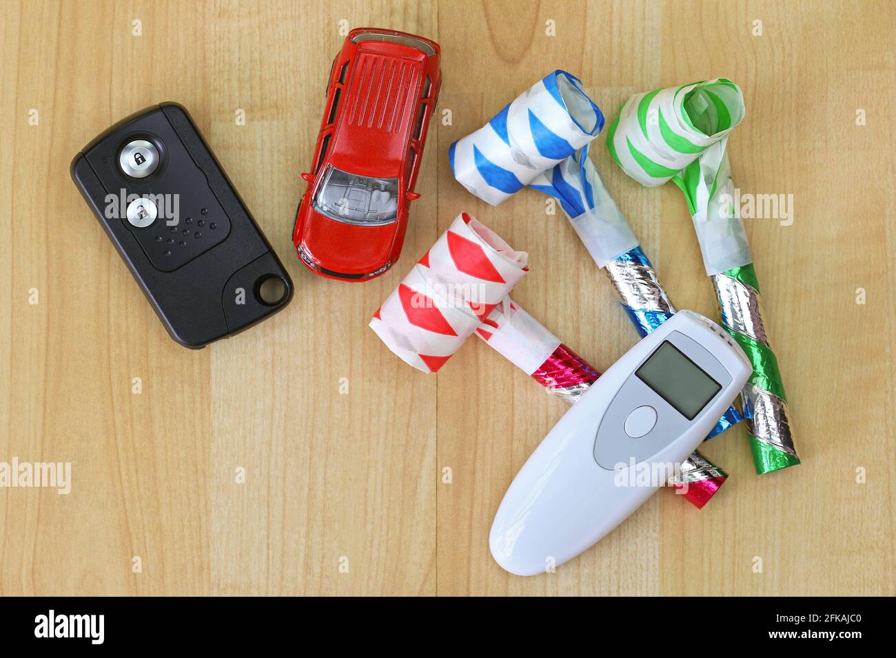 Dispositivo tester digitale per la respirazione con alcool in bianco accanto a A. tasto del telecomando dell'auto e corna colorate Foto Stock