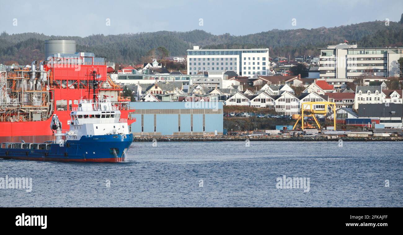 Vista del porto di Bergen durante il giorno, le navi industriali sono ormeggiate nel porto. Norvegia Foto Stock
