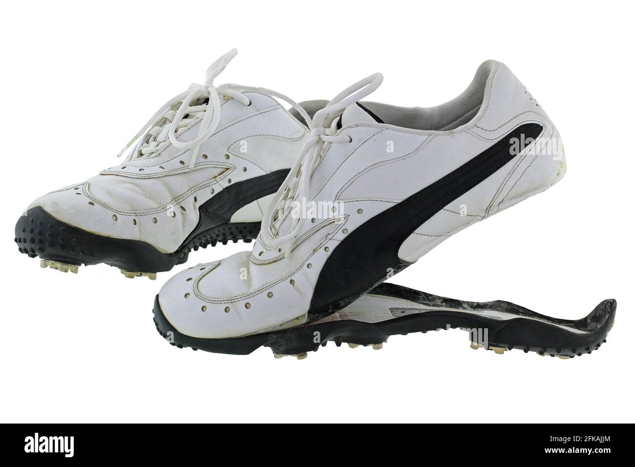 Un paio di scarpe da golf vecchie e sporche in bianco e nero con suola in  gomma spaccata, isolate su bianco Foto stock - Alamy