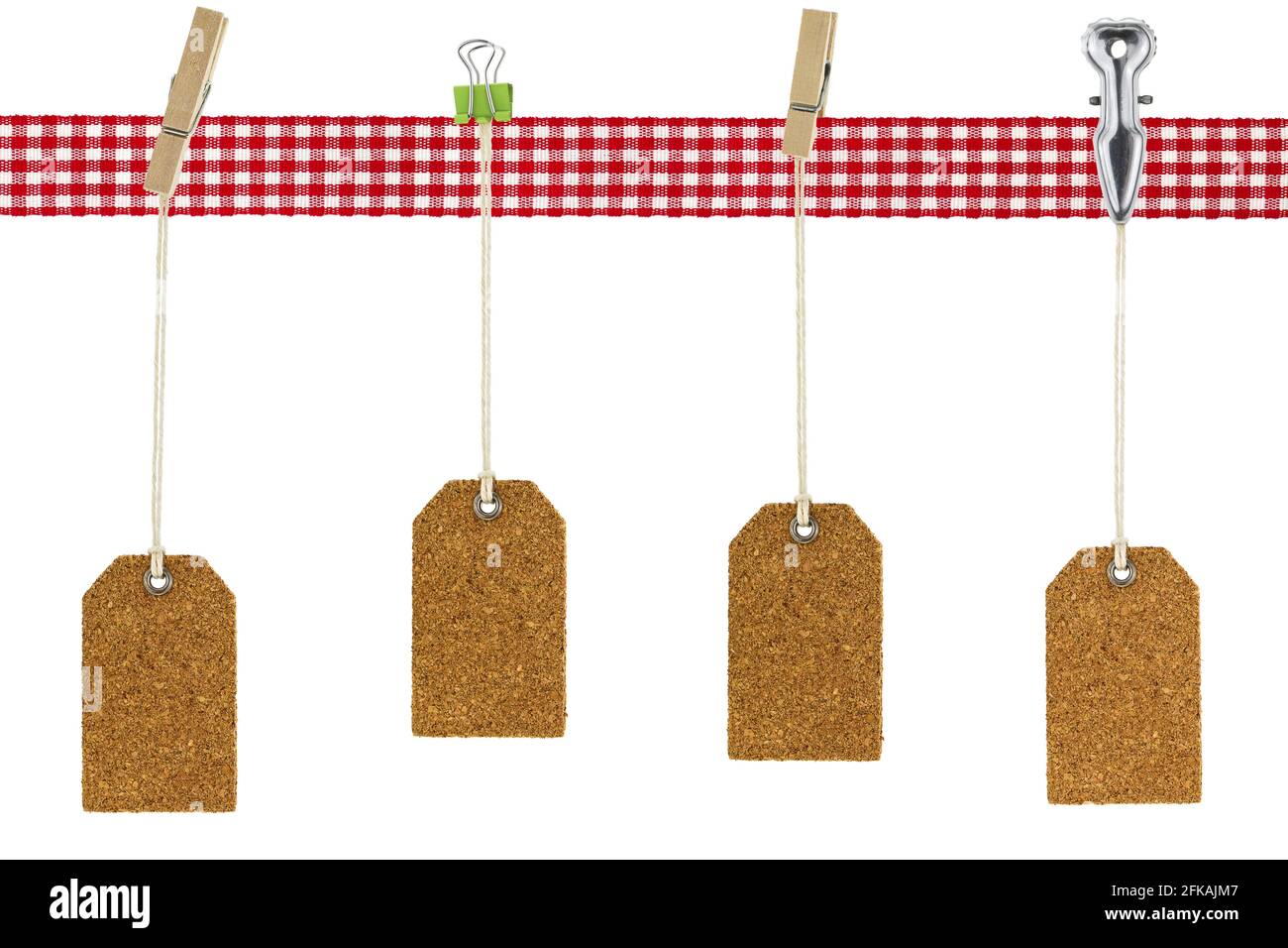 Stendibiancheria in legno e metallo, clip legante che fissa etichette in sughero vuoto in sughero naturale con corda appesa su nastro a scacchi rosso, isolato su bianco Foto Stock