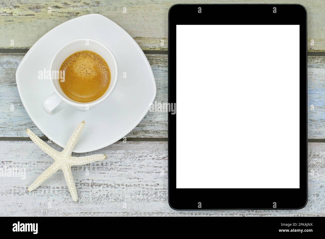 Stella di pesce su caffè espresso appena preparato vicino al nero tablet con schermo bianco vuoto Foto Stock