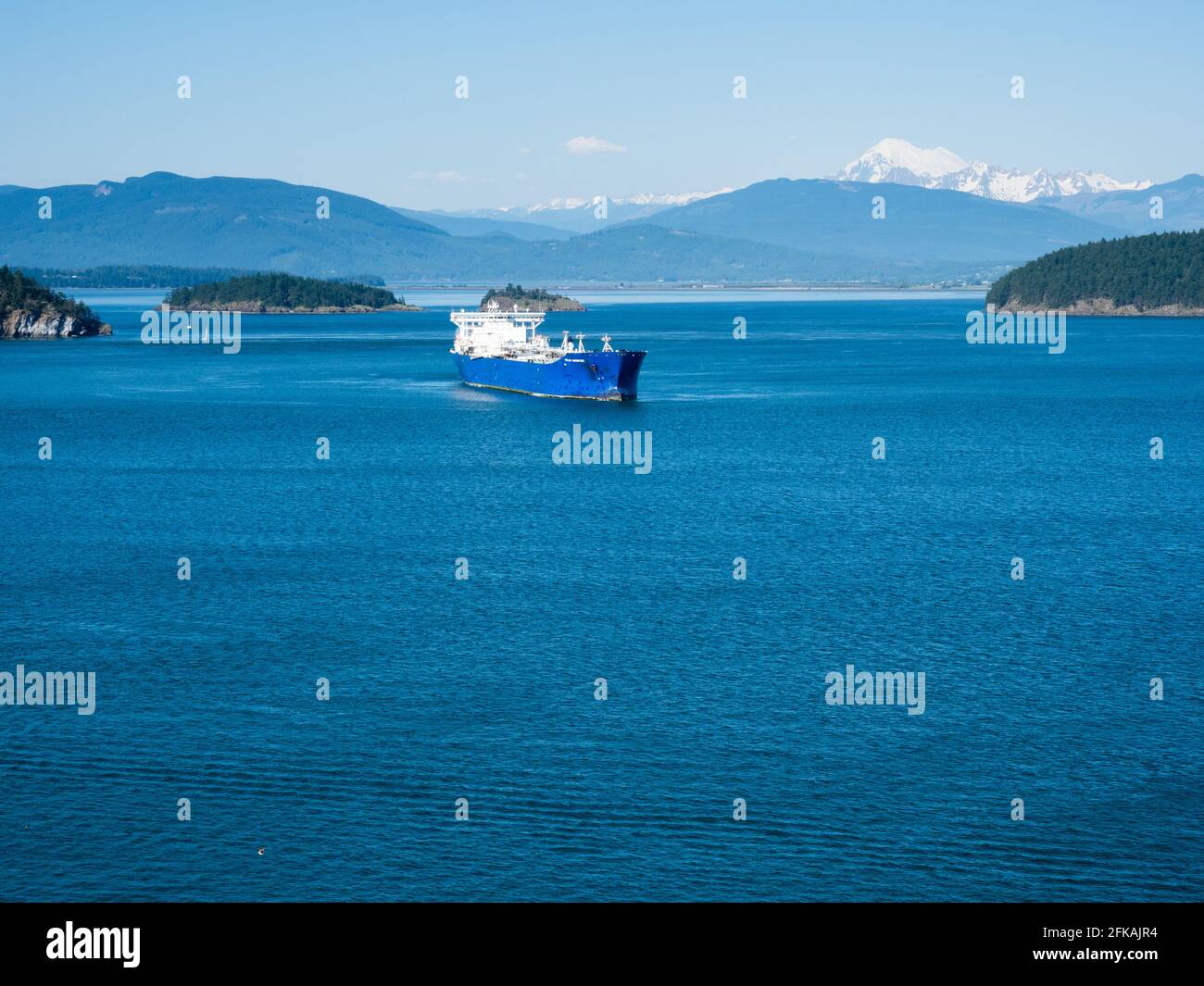 Anacortes, WA, USA - 28 maggio 2017: Petroliera 'Polar Adventure' che attraversa la Baia di Padilla con il Monte Baker visibile sullo sfondo Foto Stock