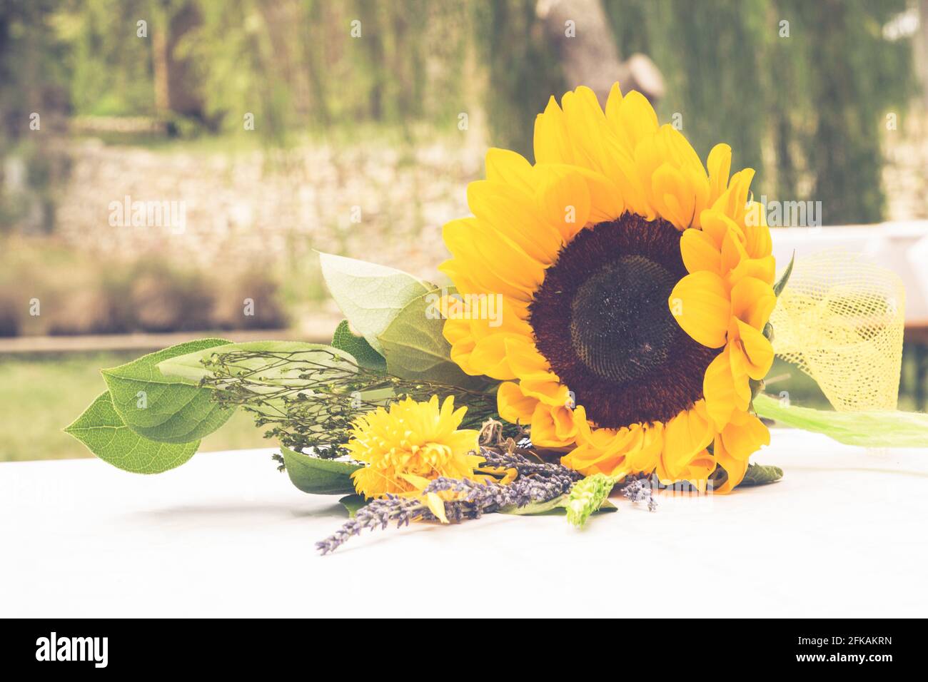 bouquet floreale per matrimoni con girasole di grandi dimensioni e campagna naturalistica sfondo - reportage di nozze Foto Stock