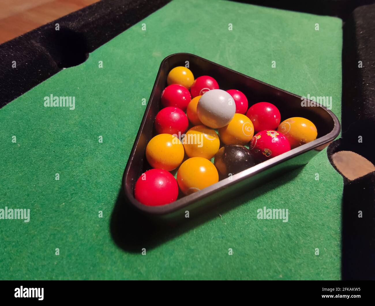 biliardo, campo da gioco in miniatura con palle sul campo da gioco in tessuto verde Foto Stock