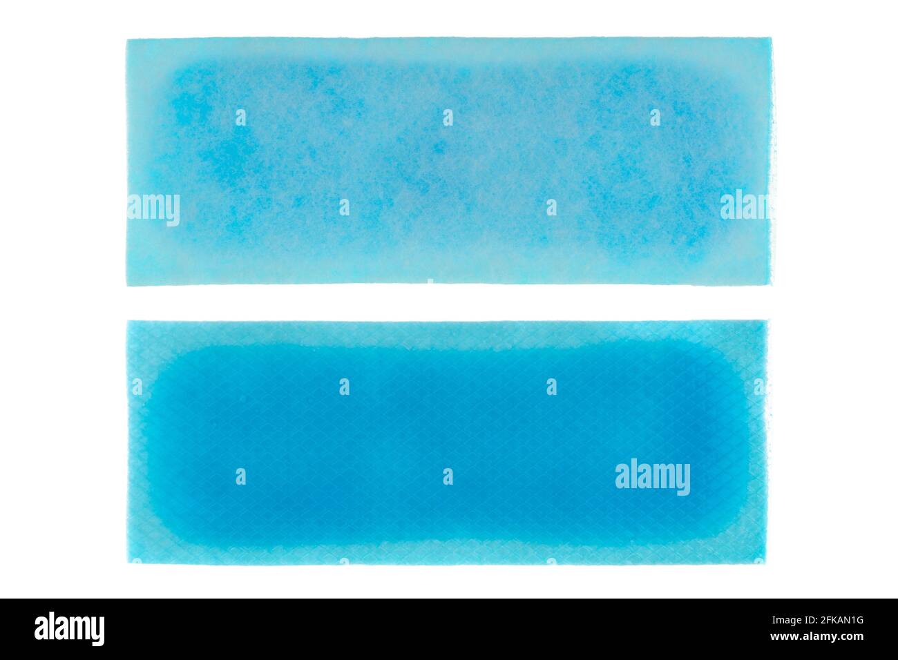Foglio di gel a raffreddamento rapido per alleviare la febbre, cerotto di idrogel blu isolato su sfondo bianco Foto Stock