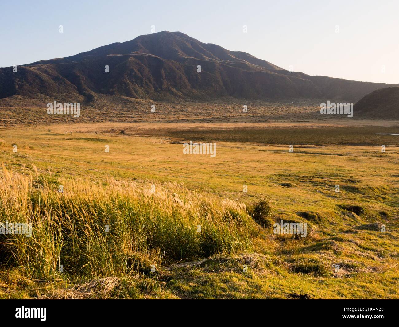 Autunno all'altopiano di Kusasenri all'interno della caldera vulcanica Aso - Parco Nazionale Aso-Kuju, prefettura di Kumamoto Foto Stock