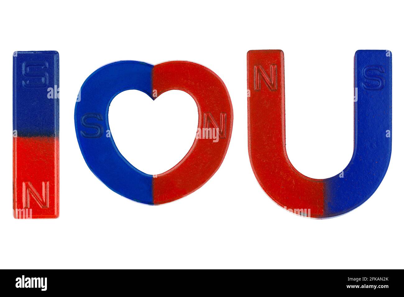 Magneti in rosso blu con la parola i Love You (lettera alfabeto i cuore U) isolato su sfondo bianco. Concettuale per l'attrazione di amore Foto Stock