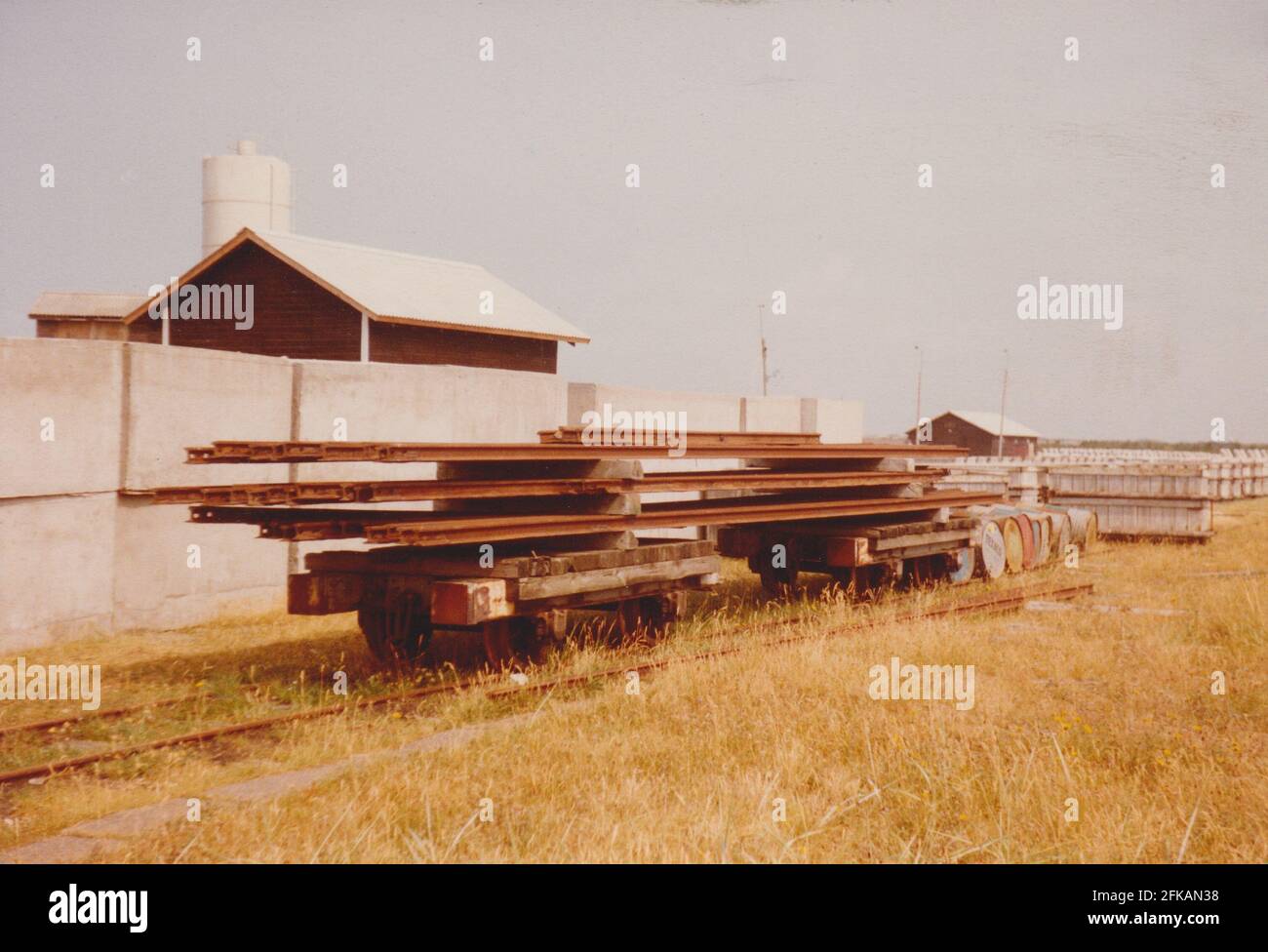 Agger, Danimarca - 1983: Le officine della manutenzione della conca 'Vandbygningsvsenet' con i binari ferroviari a scartamento ridotto (785mm) ora rimossi. Due carrelli con guide rimosse dalla guida esterna enetwork Foto Stock