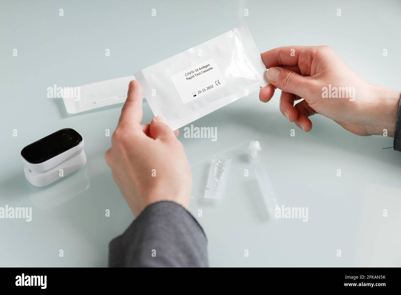 Set di test rapido per antigene covid-19 con mani. Concetto di assistenza medica Foto Stock