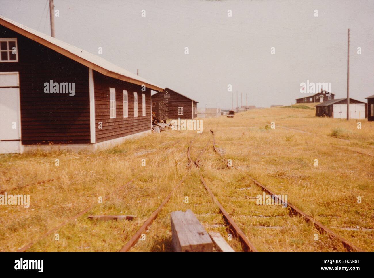 Agger, Danimarca - 1983: Le officine della manutenzione della conca 'Vandbygningsvsenet' con i binari ferroviari a scartamento ridotto (785mm) ora rimossi Foto Stock