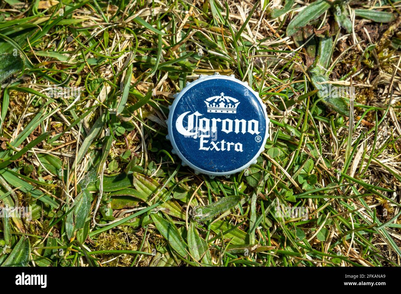 DONEGAL, IRLANDA - APRILE 28 2021 : cappello corona Corona adagiato  nell'erba Foto stock - Alamy