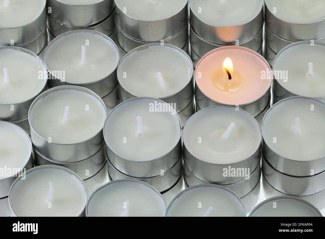 Un gruppo di luci del tè isolate su sfondo bianco Foto Stock