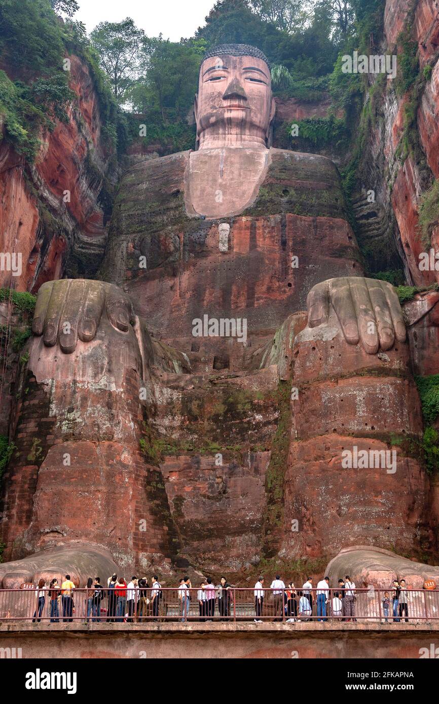 Le Shan - Cina - il Dazo di le Shan (Grande Buddha) scavato nella scogliera della collina di Lingyun alla confluenza dei fiumi min Dadu e Qingi. Th Foto Stock