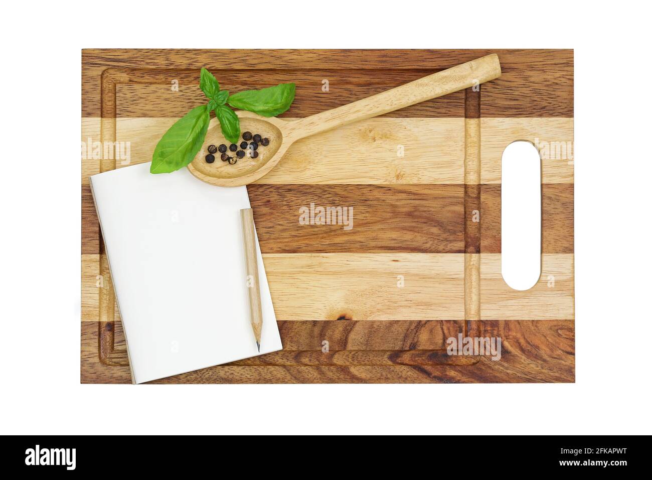 Vista dall'alto di un piccolo taccuino vuoto con matita, cucchiaio di legno su un nuovo tagliere di legno isolato su sfondo bianco Foto Stock