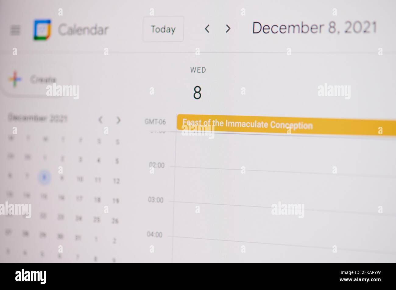 New york, USA - 17 febbraio 2021: Festa Immacolata Concezione 8 di dicembre su google calendario su schermo laptop vista ravvicinata. Foto Stock