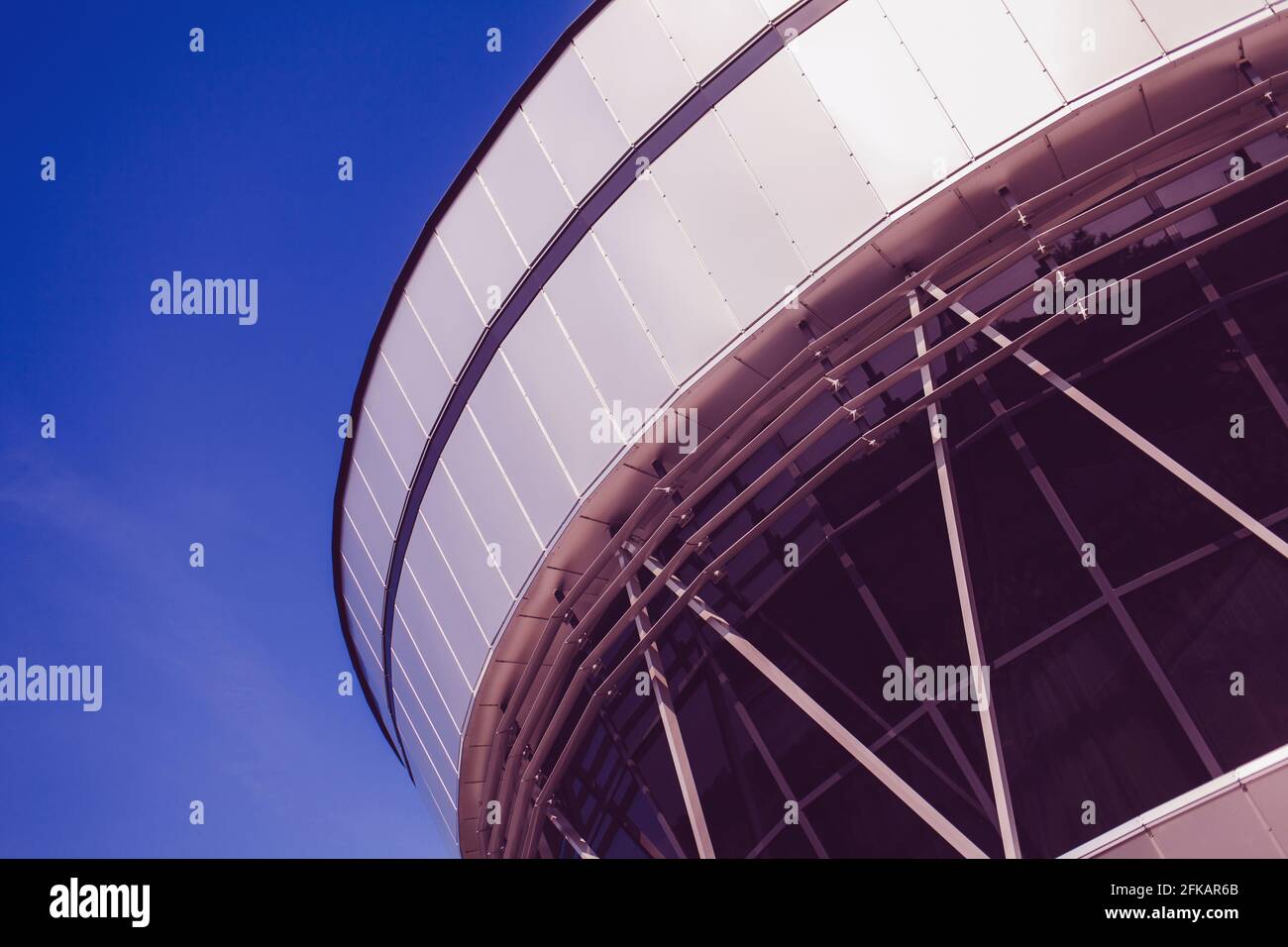 Minsk, Bielorussia - Agosto 2019 moderno edificio geometrico contro il cielo Foto Stock