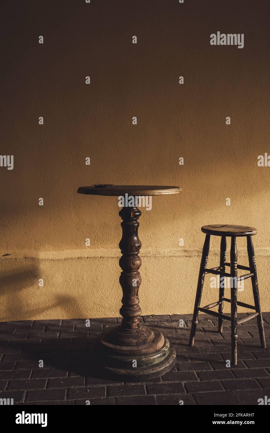 vecchio tavolo vintage in un caffè di strada Foto Stock