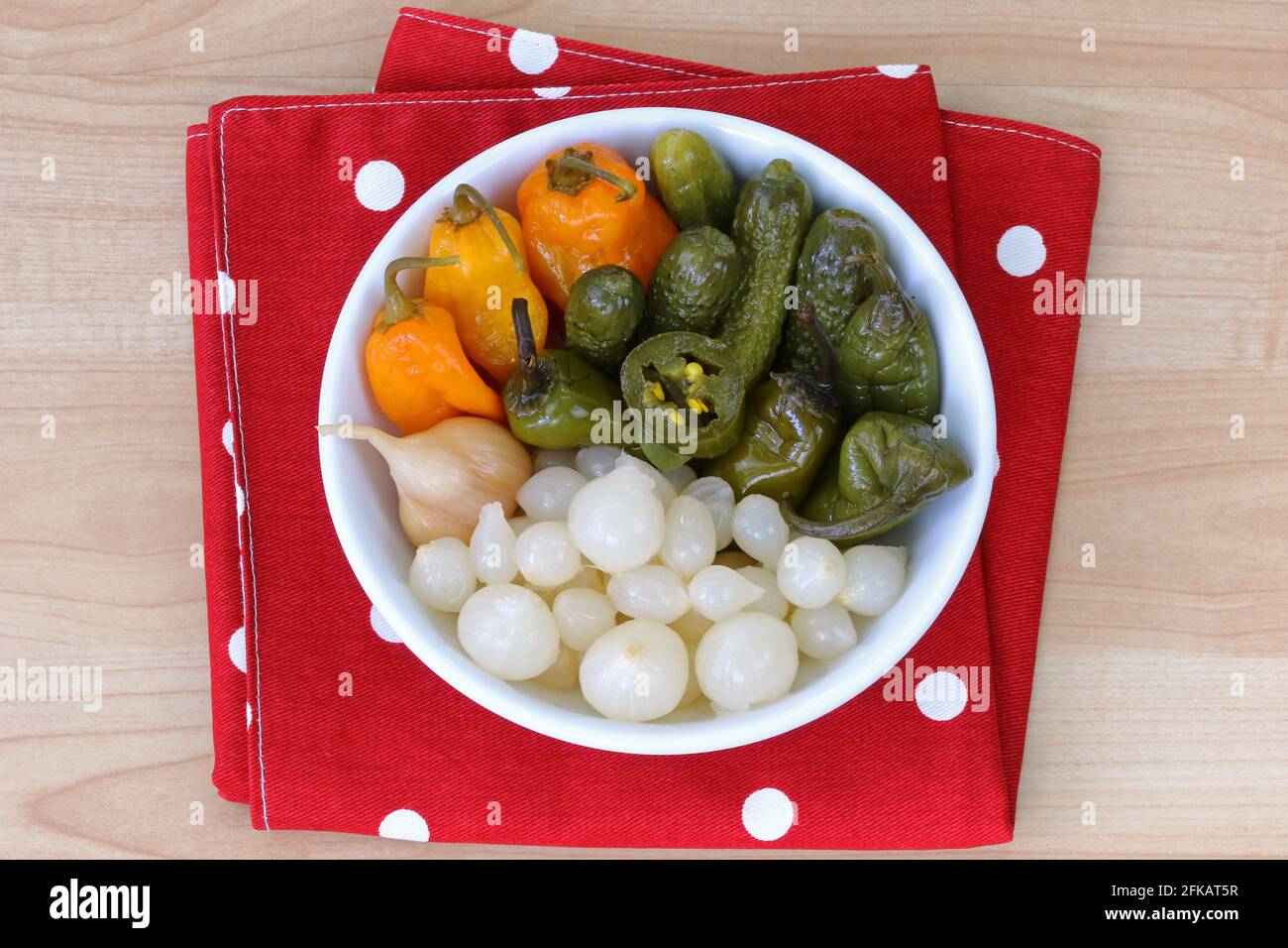 Una ciotola di cetriolo sottaceto, jalapeno e habanero pepper Foto Stock