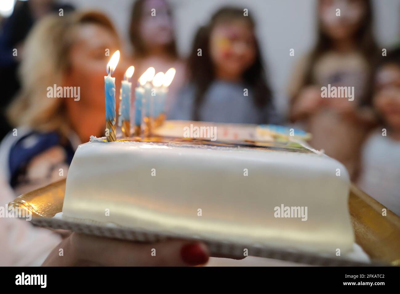 Candele accese, lumini in sequenza orizzontale Stock Photo