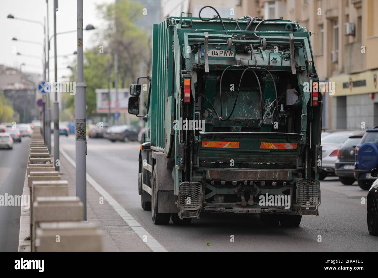 Bucarest, Romania - 27 aprile 2021: Camion spazzatura per le strade di Bucarest. Foto Stock