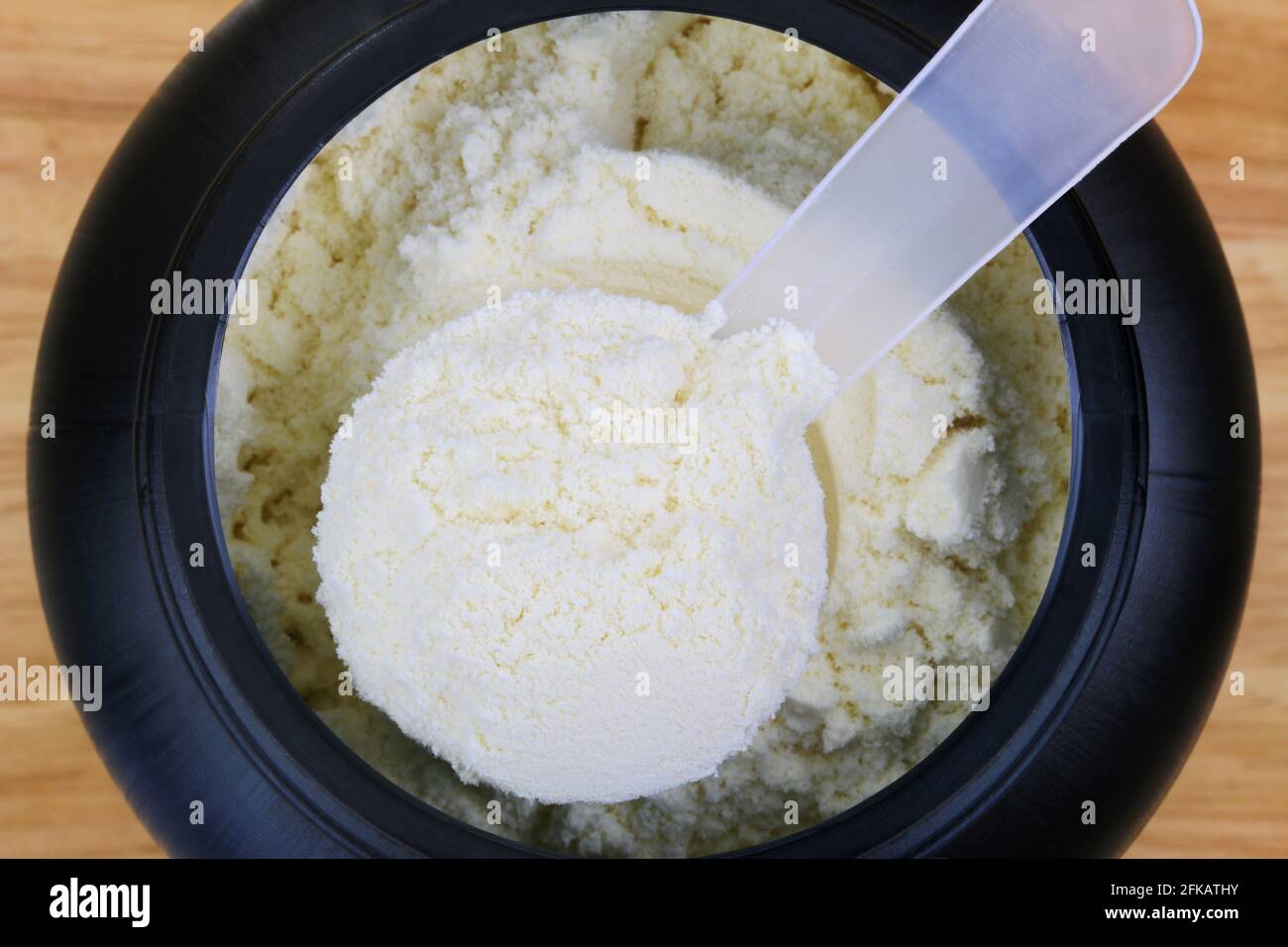 Una paletta di fine proteina di siero di latte isolato polvere pura in un contenitore Foto Stock