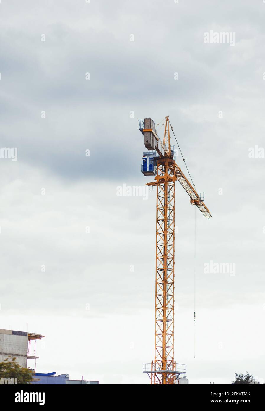 gru a torre gialla su sfondo cielo. Foto Stock
