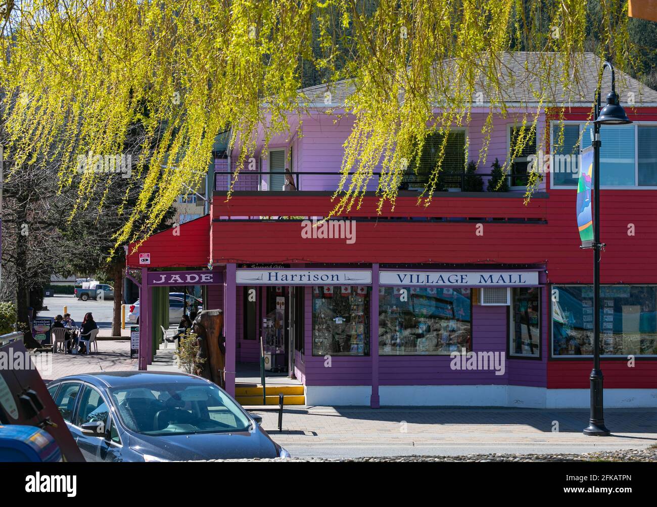 Harrison Hot Springs, British Columbia, Canada. Il villaggio di Harrison Hot Springs. Vista sulla strada del centro commerciale Harrison Vilage. Foto Stock
