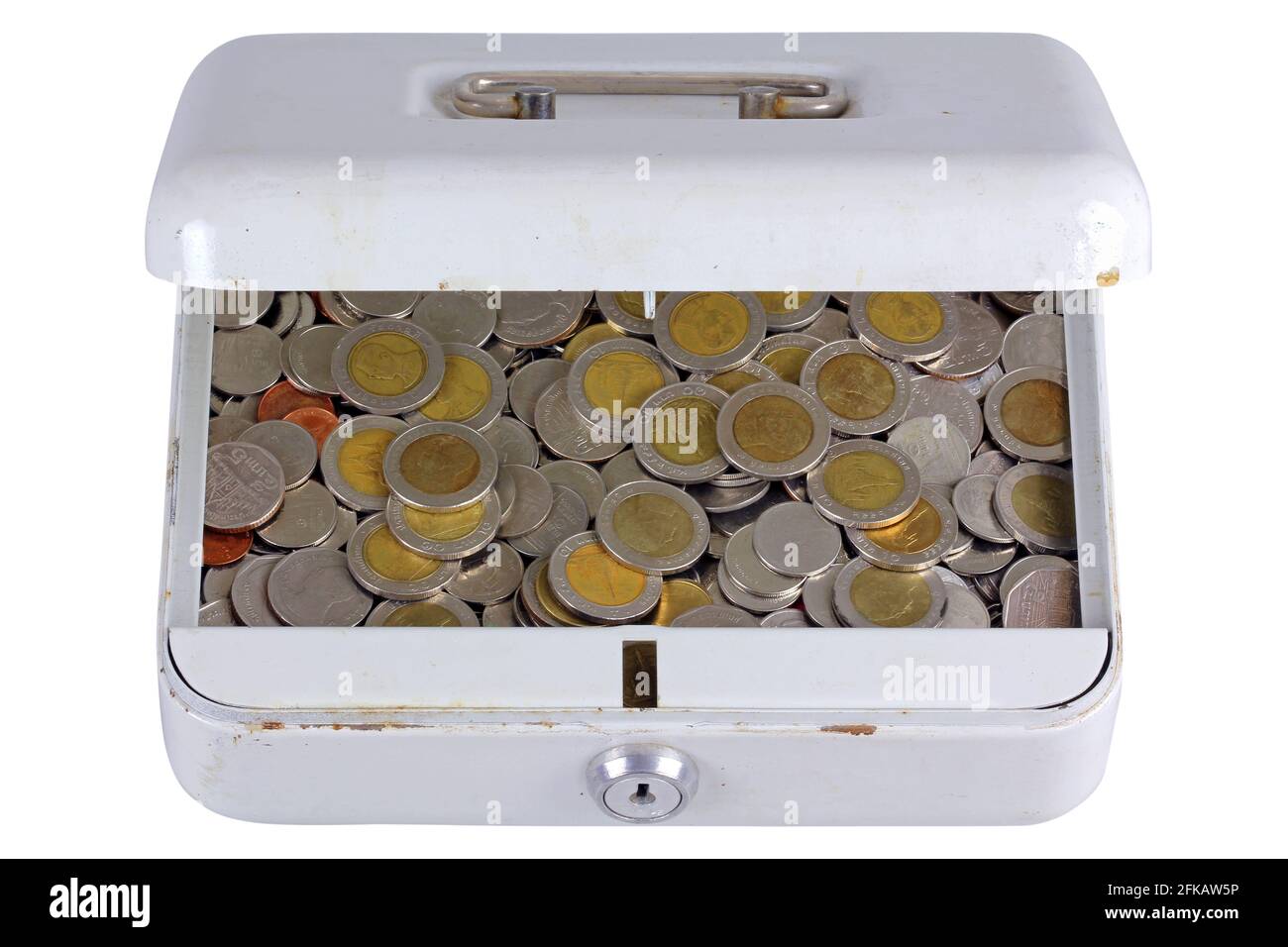 Una vecchia scatola di metallo piena di monete Thai Baht Foto Stock