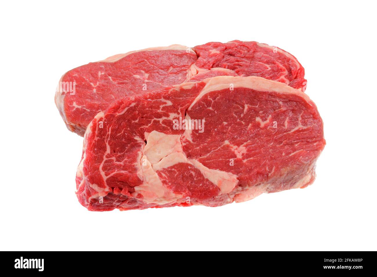 Un taglio di carne dalla parte posteriore : bistecca di Sirloin fresca, isolata su sfondo bianco Foto Stock