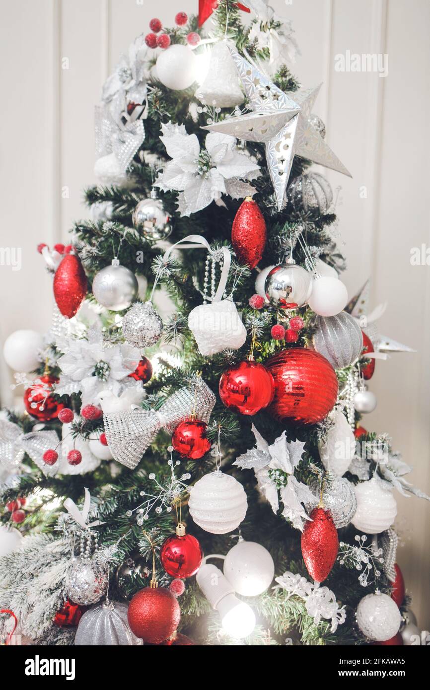 Albero di Natale con palline bianche e rosse Foto stock - Alamy