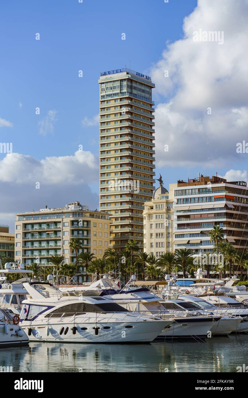 Alicante, Spagna. 21 novembre 2020. Il Gran Sol Hotel è un grattacielo emblematico situato ad Alicante, terminato nel 1971. Foto Stock