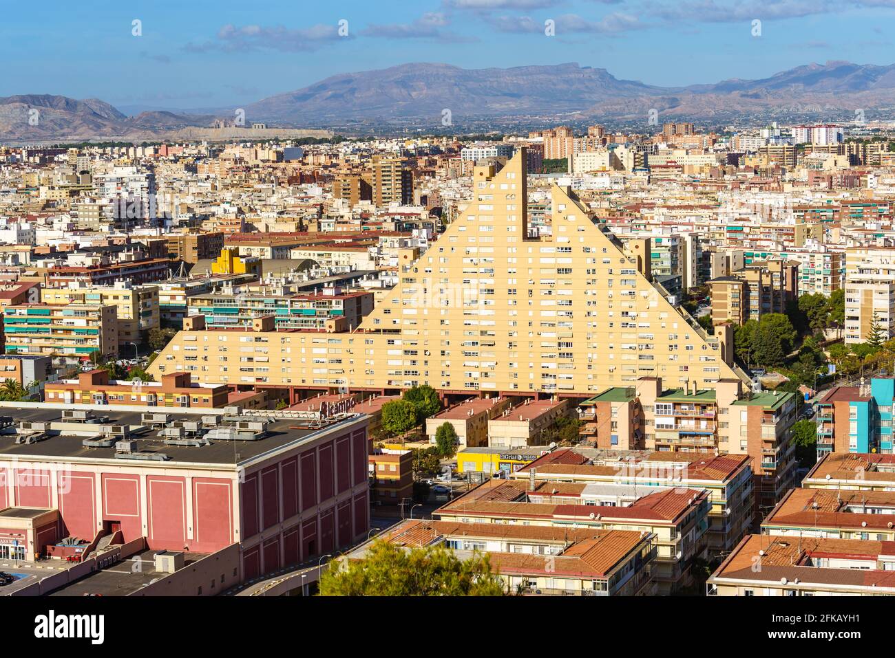 Alicante, Spagna. 21 novembre 2020. Edificio insolito ad Alicante conosciuto come la Piramide costruito nel 1981 in un giorno di sole. Architetto Alfonso Navarro Guzmán. Foto Stock
