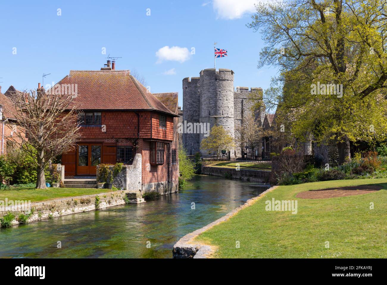 Fiume Great stour, westgate, gatehouse medievale, gateway e torre, canterbury, kent, regno unito Foto Stock