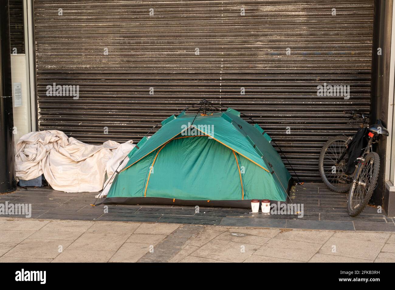 Norwich centro città chiuso porta del negozio Rough Sleeps tenda ed effetti personali Foto Stock