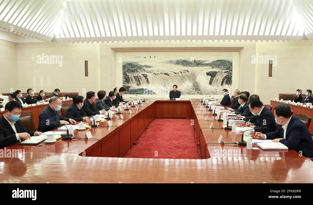 (210430) -- PECHINO, 30 aprile 2021 (Xinhua) -- Li Zhanshu, membro del Comitato permanente dell'Ufficio politico del Comitato Centrale del Partito Comunista della Cina e presidente del Comitato permanente del Congresso Nazionale del Popolo (NPC), presiede un simposio cui partecipano gli alti legislatori dei congressi della popolazione locale, a Pechino, capitale della Cina, il 29 aprile 2021. (Xinhua/Pang Xinglei) Foto Stock