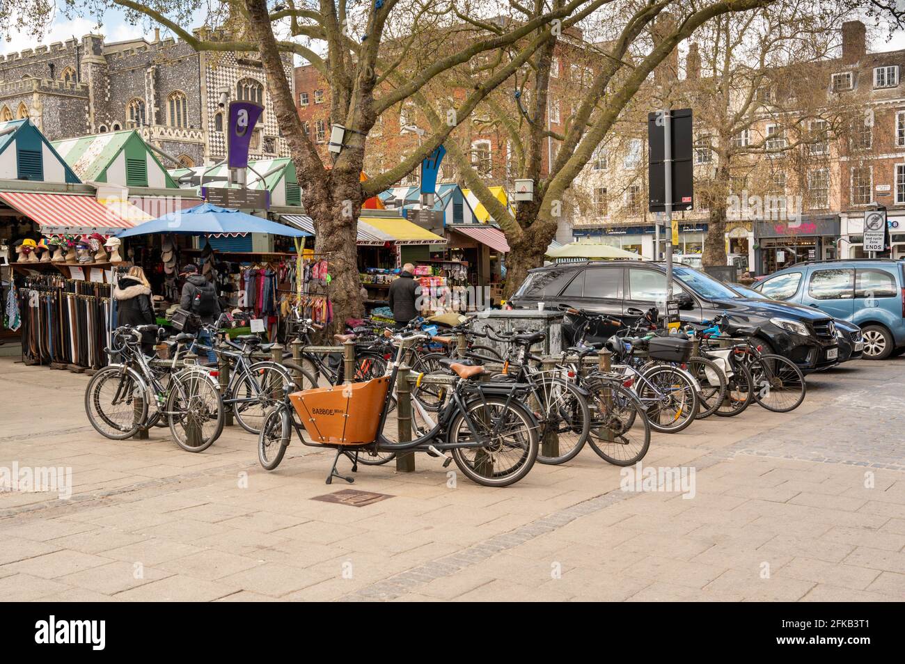 Norwich City Centre, il parcheggio per biciclette e i posti auto per disabili accanto al famoso mercato. Foto Stock