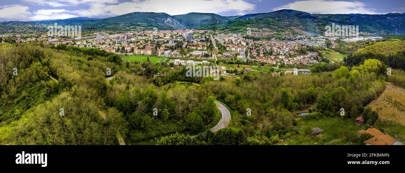 Nova Gorica Panorama con vista sulle montagne. Foto aerea con la strada che scende in città. Una piccola parte dell'estrema sinistra è in Italia. Foto Stock