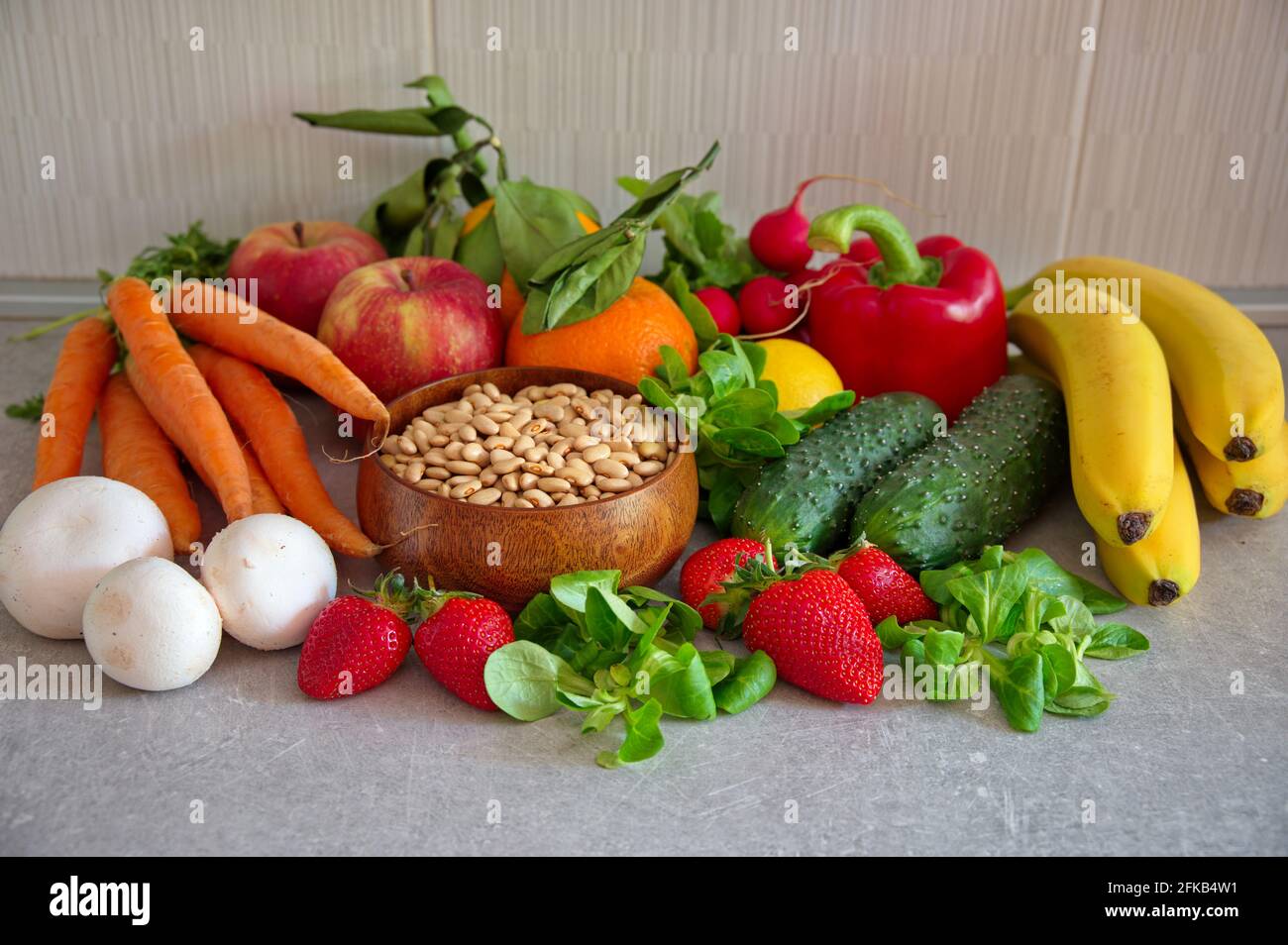 Frutta e verdura salutari sulla scrivania della cucina Foto Stock