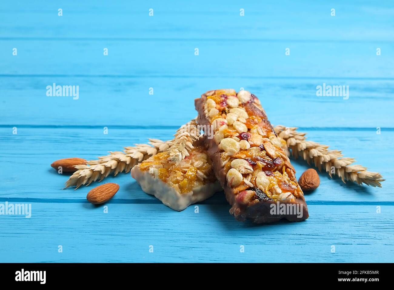 Barretta energetica mista di cereali senza glutine con frutta secca e vari tipi di frutta secca. Cibo vegan sano super, snack fitness dieting per uno stile di vita sportivo. Foto Stock