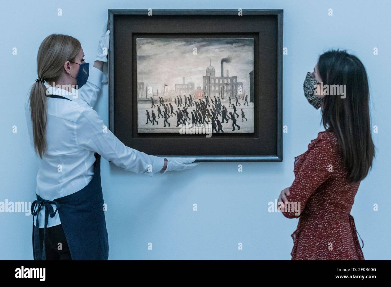 Londra, Regno Unito. 30 Apr 2021. L'anteprima di Sotheby di Going to the Match di LS Lowry, su View per la prima volta in mezzo secolo. L'opera raffigura una folla che si riuniscono per un Rugby Match nel 1928. Farà il suo debutto all'asta a Londra di Sotheby questa estate con una stima di £2-3 milioni. Credit: Guy Bell/Alamy Live News Foto Stock