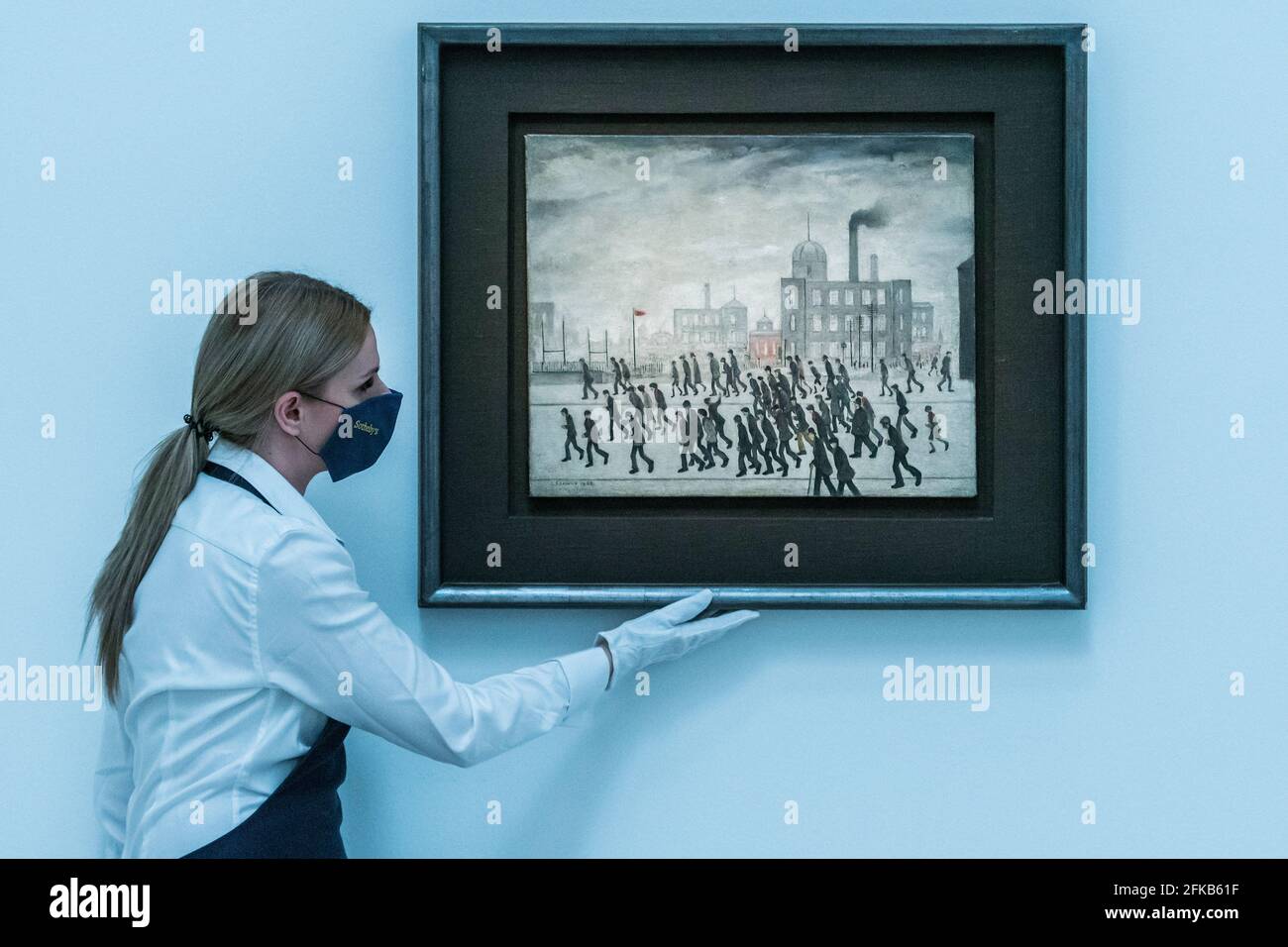 Londra, Regno Unito. 30 Apr 2021. L'anteprima di Sotheby di Going to the Match di LS Lowry, su View per la prima volta in mezzo secolo. L'opera raffigura una folla che si riuniscono per un Rugby Match nel 1928. Farà il suo debutto all'asta a Londra di Sotheby questa estate con una stima di £2-3 milioni. Credit: Guy Bell/Alamy Live News Foto Stock