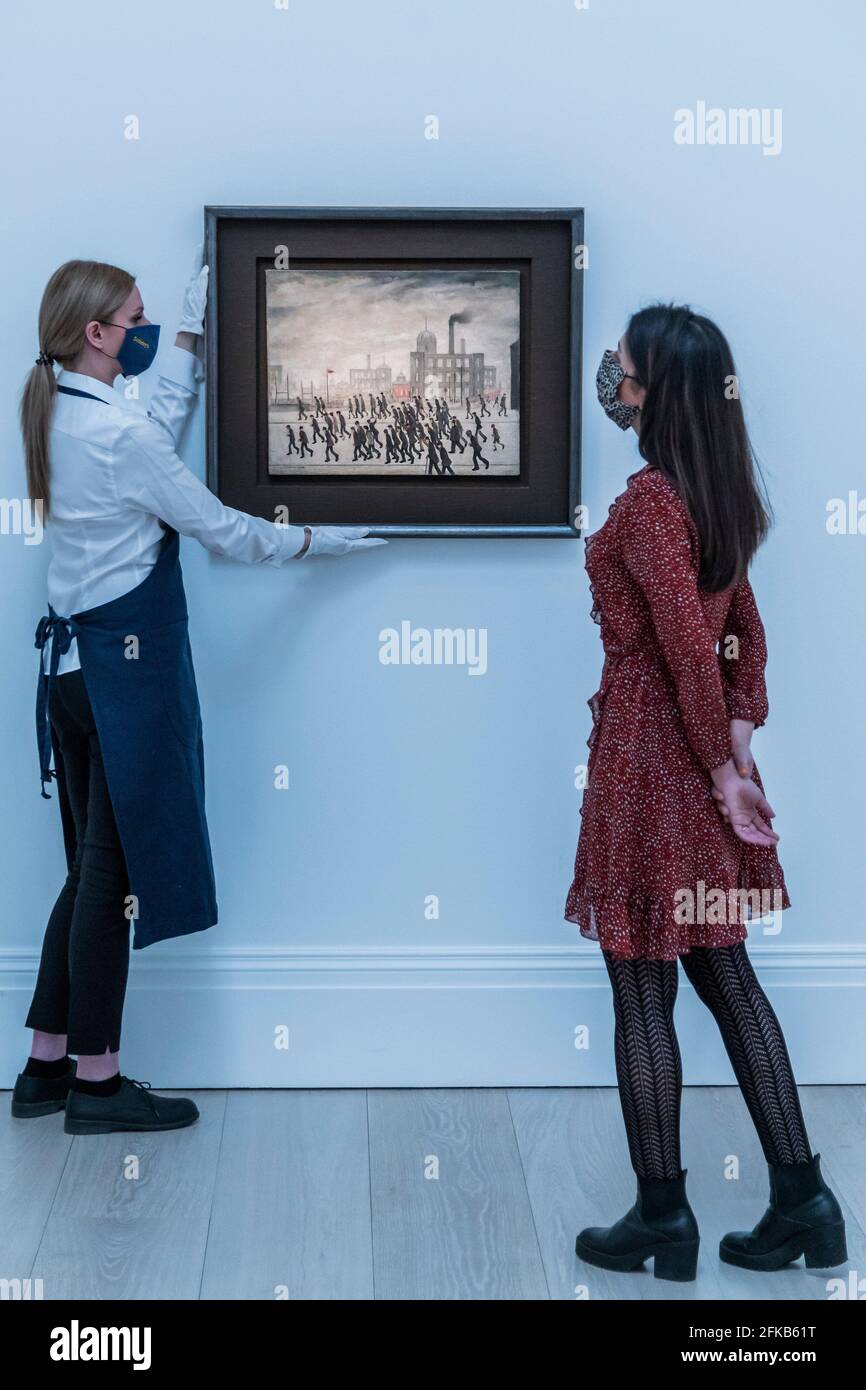 Londra, Regno Unito. 30 Apr 2021. L'anteprima di Sotheby di Going to the Match di LS Lowry, su View per la prima volta in mezzo secolo. L'opera raffigura una folla che si riuniscono per un Rugby Match nel 1928. Farà il suo debutto all'asta a Londra di Sotheby questa estate con una stima di £2-3 milioni. Credit: Guy Bell/Alamy Live News Foto Stock