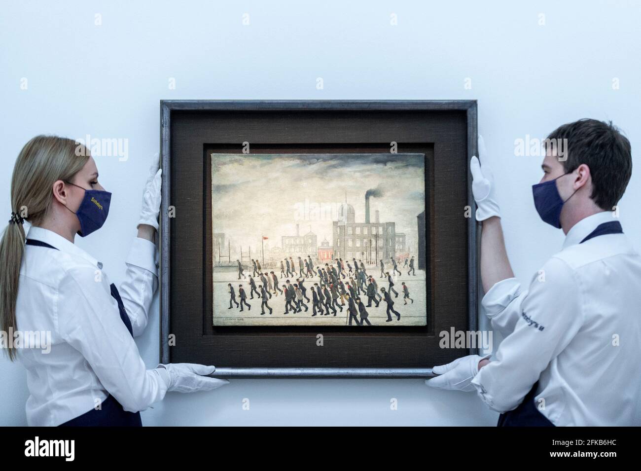 Londra, Regno Unito. 30 aprile 2021. I tecnici presentano "Going to the Match", 1928, di L.S. Lowry a New Bond Street di Sotheby. Il dipinto è tra i primi raffigurazioni di Lowry di spettatori che partecipano ad un evento sportivo. Quest’estate l’opera debutterà all’asta a Sotheby’s con una stima di £2-3 m. Credit: Stephen Chung / Alamy Live News Foto Stock
