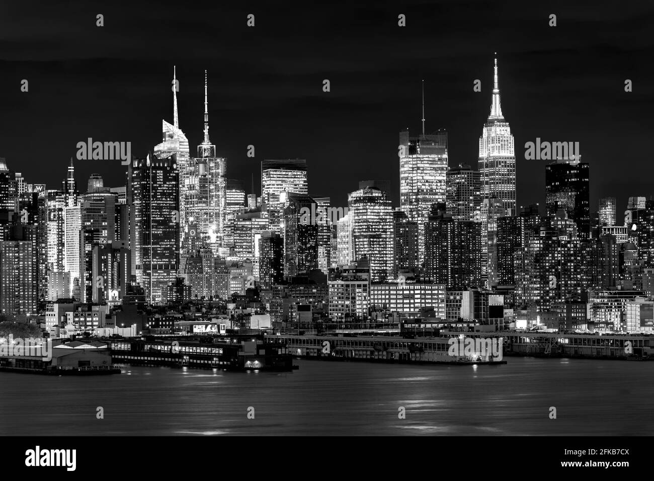 A ovest di New York City Midtown vista dello skyline di Manhattan da Boulevard est vecchia gloria Park oltre il Fiume Hudson al crepuscolo. Foto Stock